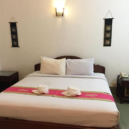 Central Night Hotel Сием Реап Екстериор снимка